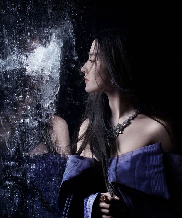 LỜI THÌ THẦM TRONG BÓNG TỐI