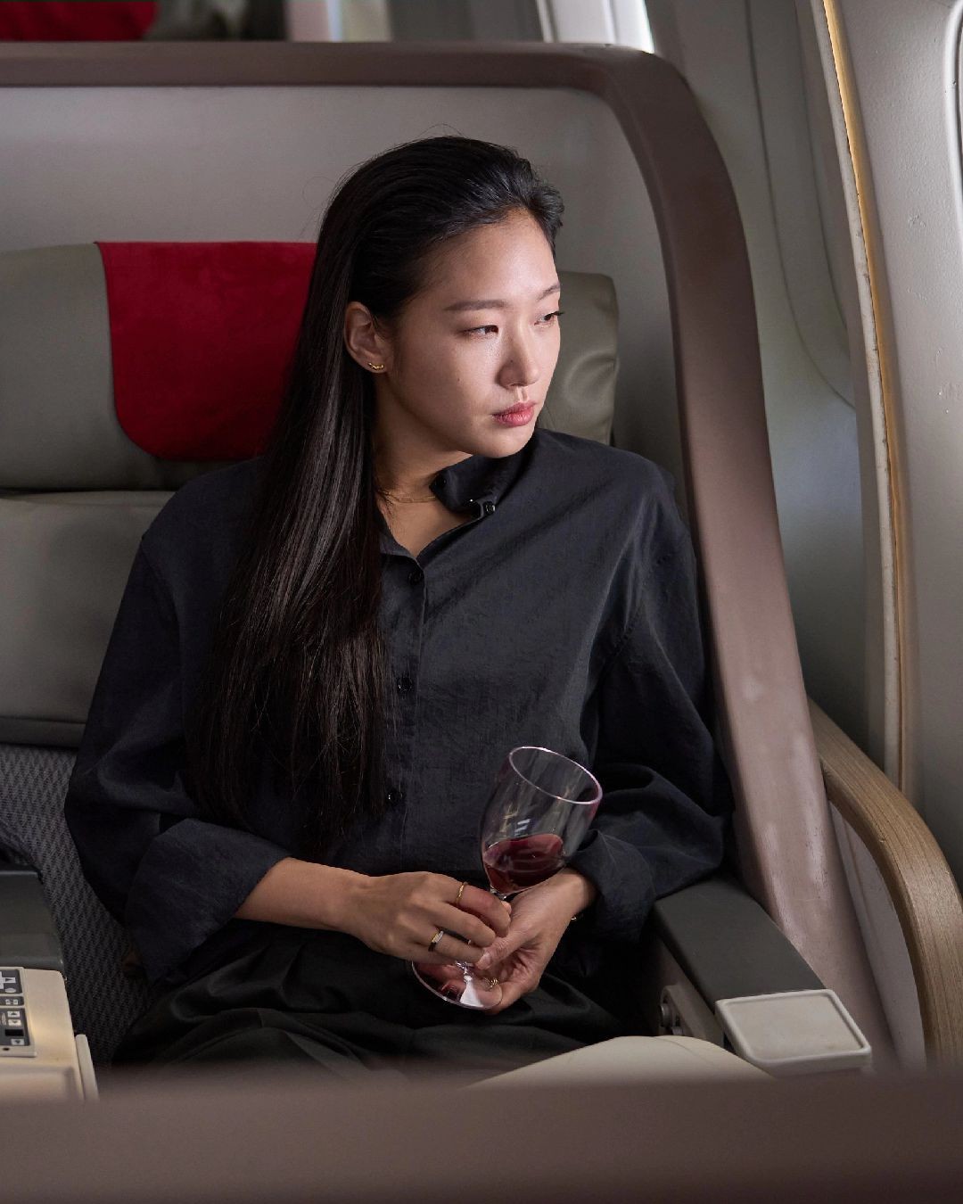 NỮ NHÂN VIÊN BẤT TỬ