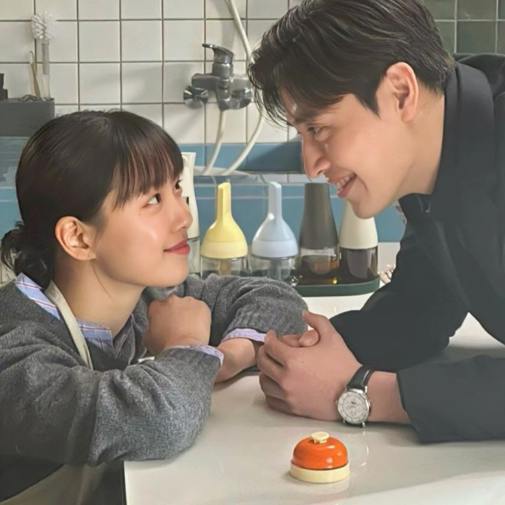 Bạn Cùng Nhà Không Mặc Nội Y